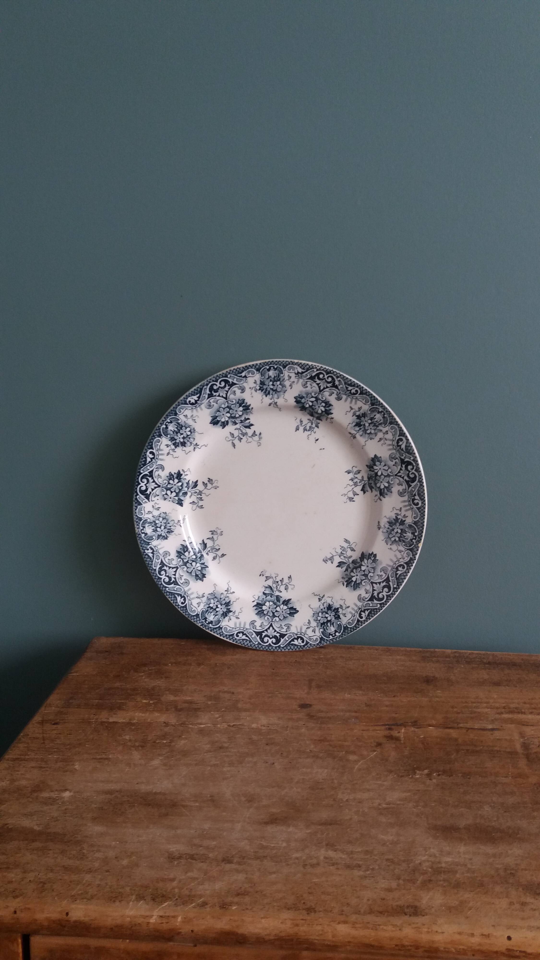 Flat plate from Saint-Amand and Hamage with Spring decoration.