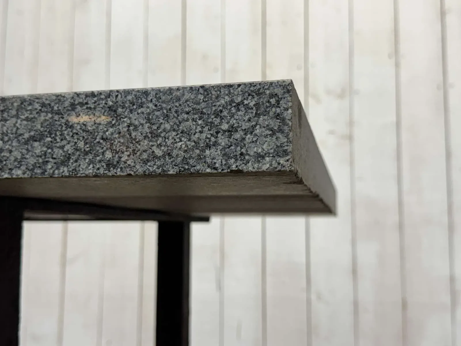 Table en marbre et piétement fonte