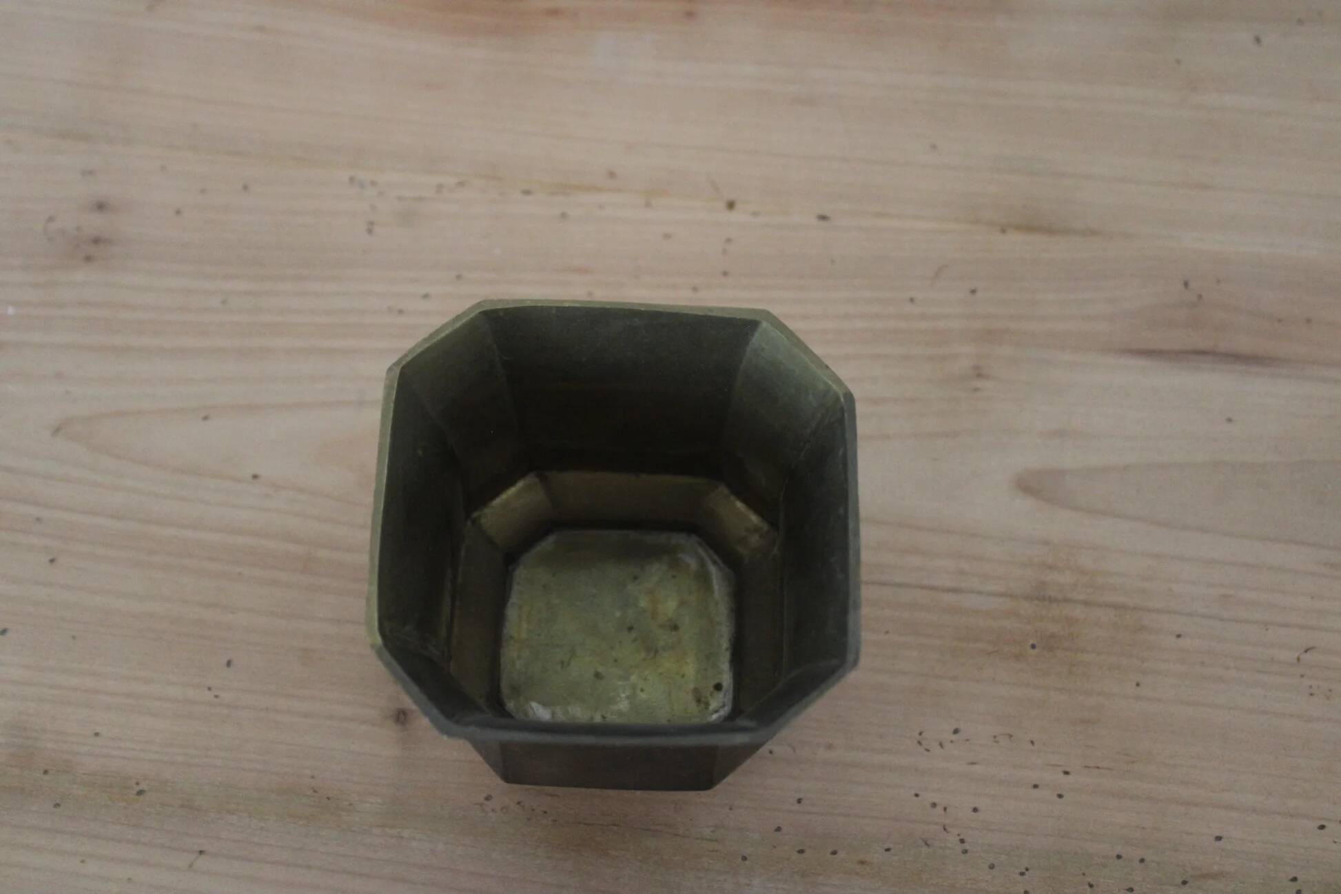 Cache-pot Lancel à 8 pans en métal doré patiné