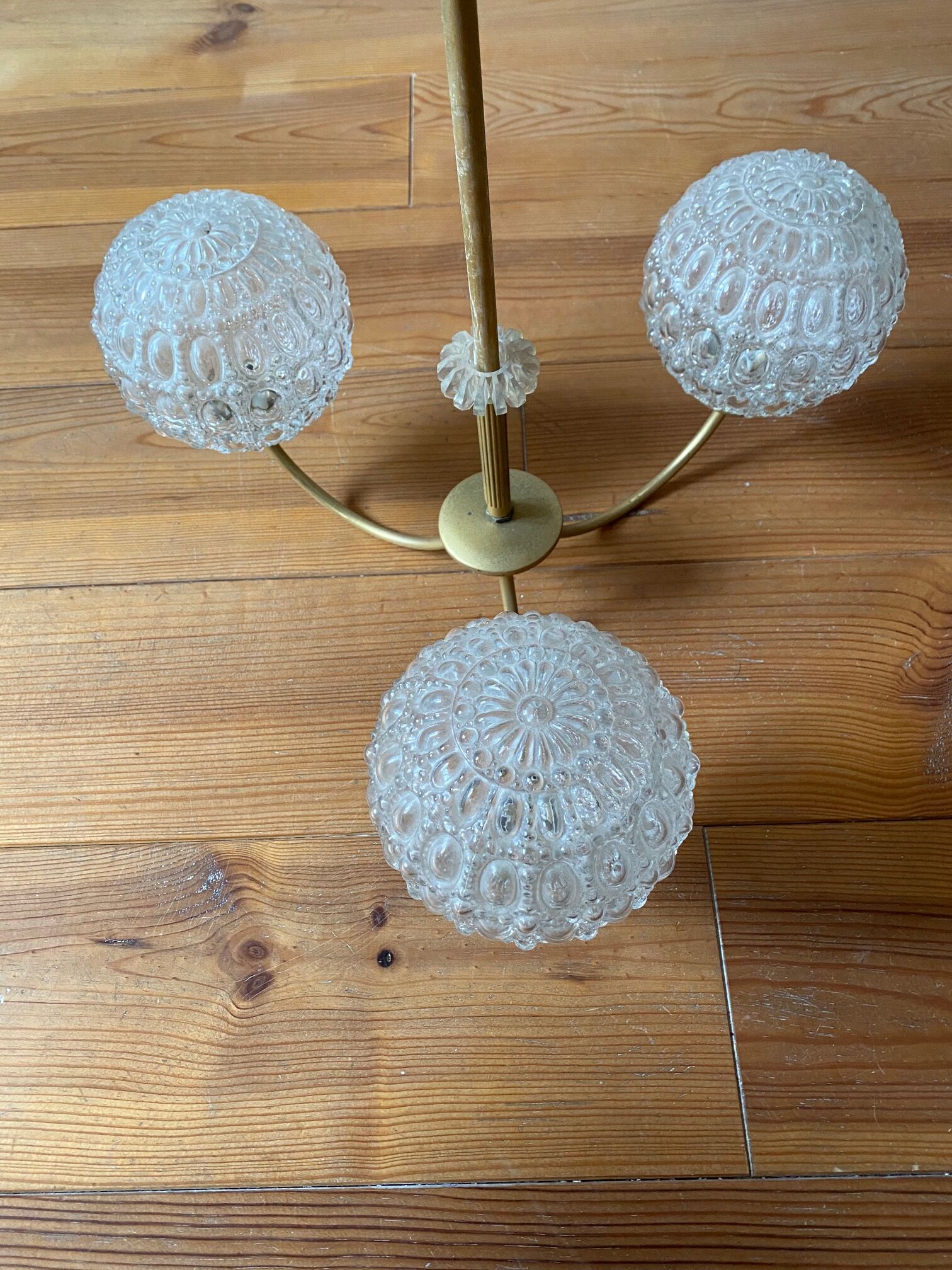 Lustre 3 branches en laiton et verre moulé