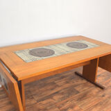 Table à manger en teck et carrelage par Gangso Mobler