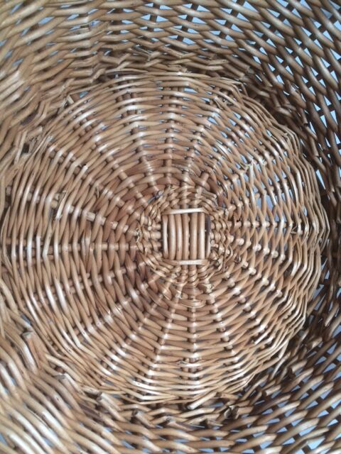 Wicker empty-pocket basket