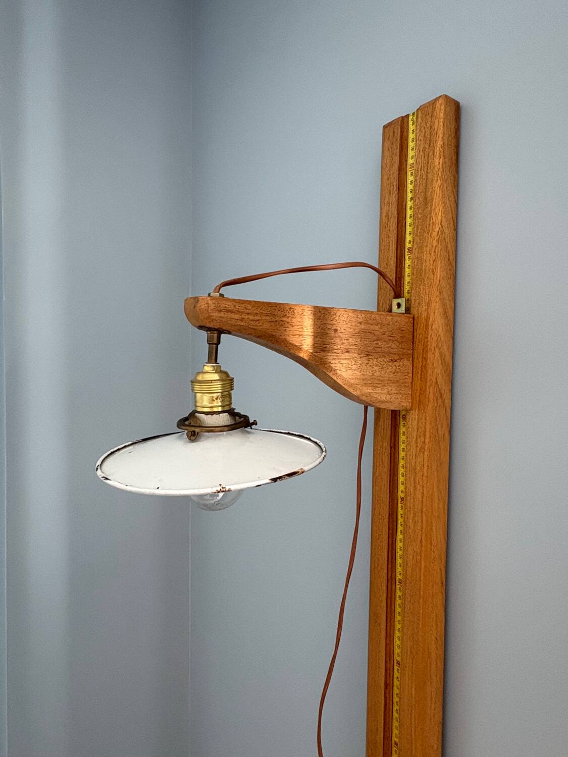 Lampadaire sculpturale - ancienne toise médicale détournée - unique