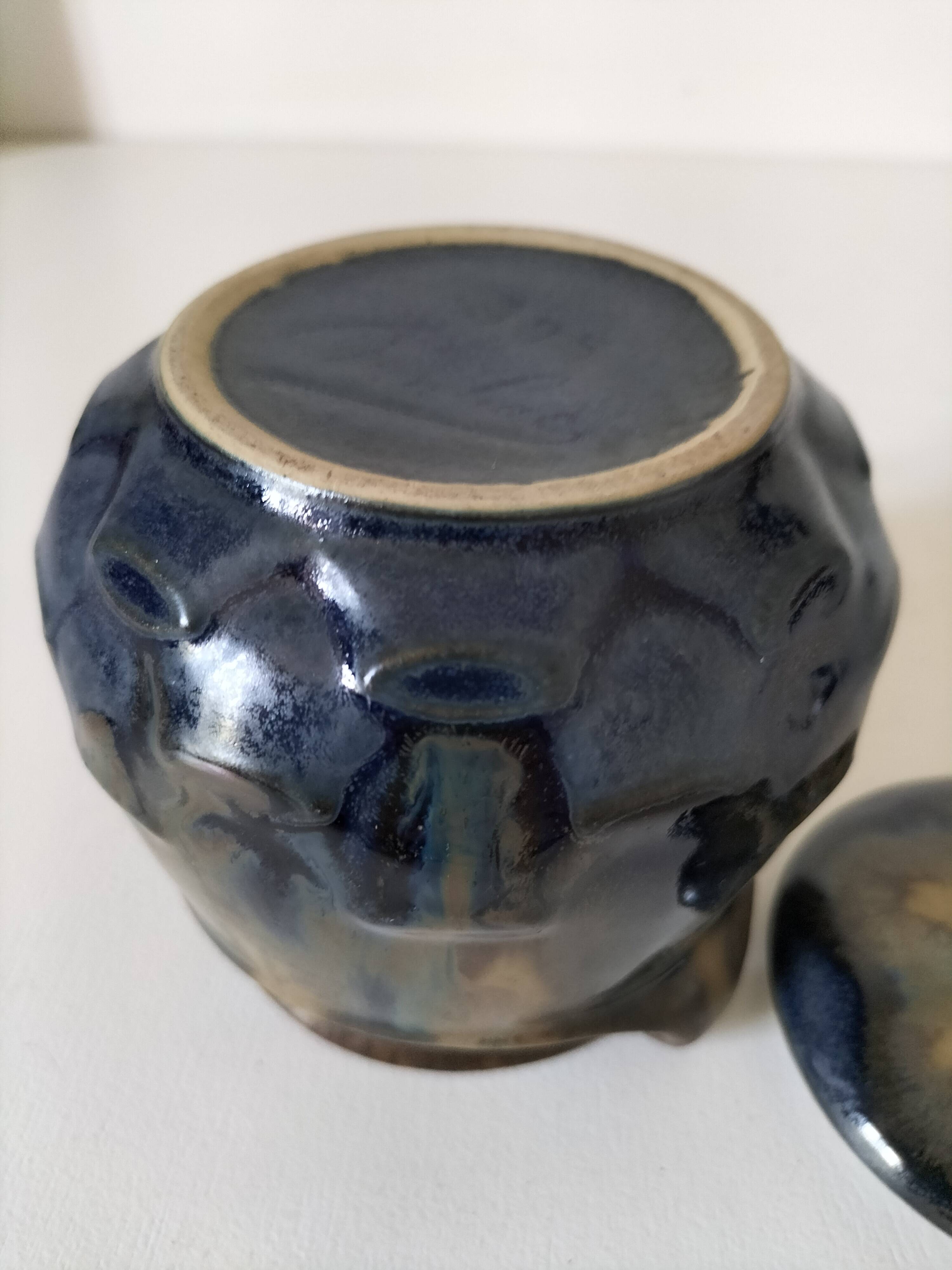 Sucrier en grès flammé Denbac signé – reflets bleu nuit et bronze