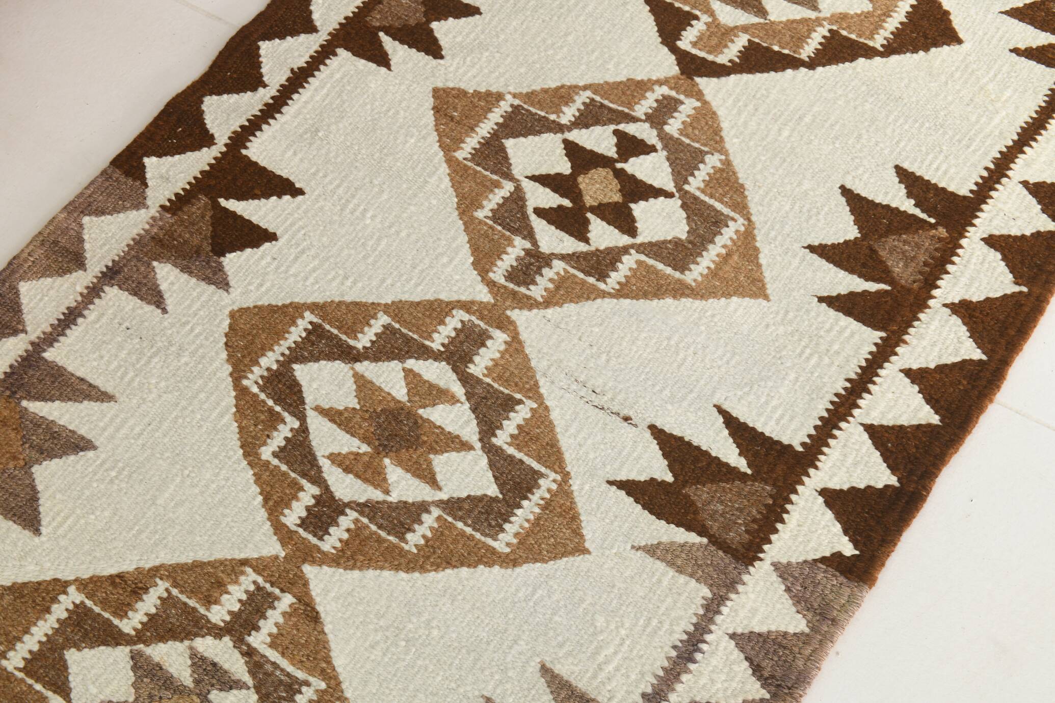 Tapis kilim ancien en laine – style bohème, motifs ethniques sur fond clair