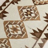 Tapis kilim ancien en laine – style bohème, motifs ethniques sur fond clair