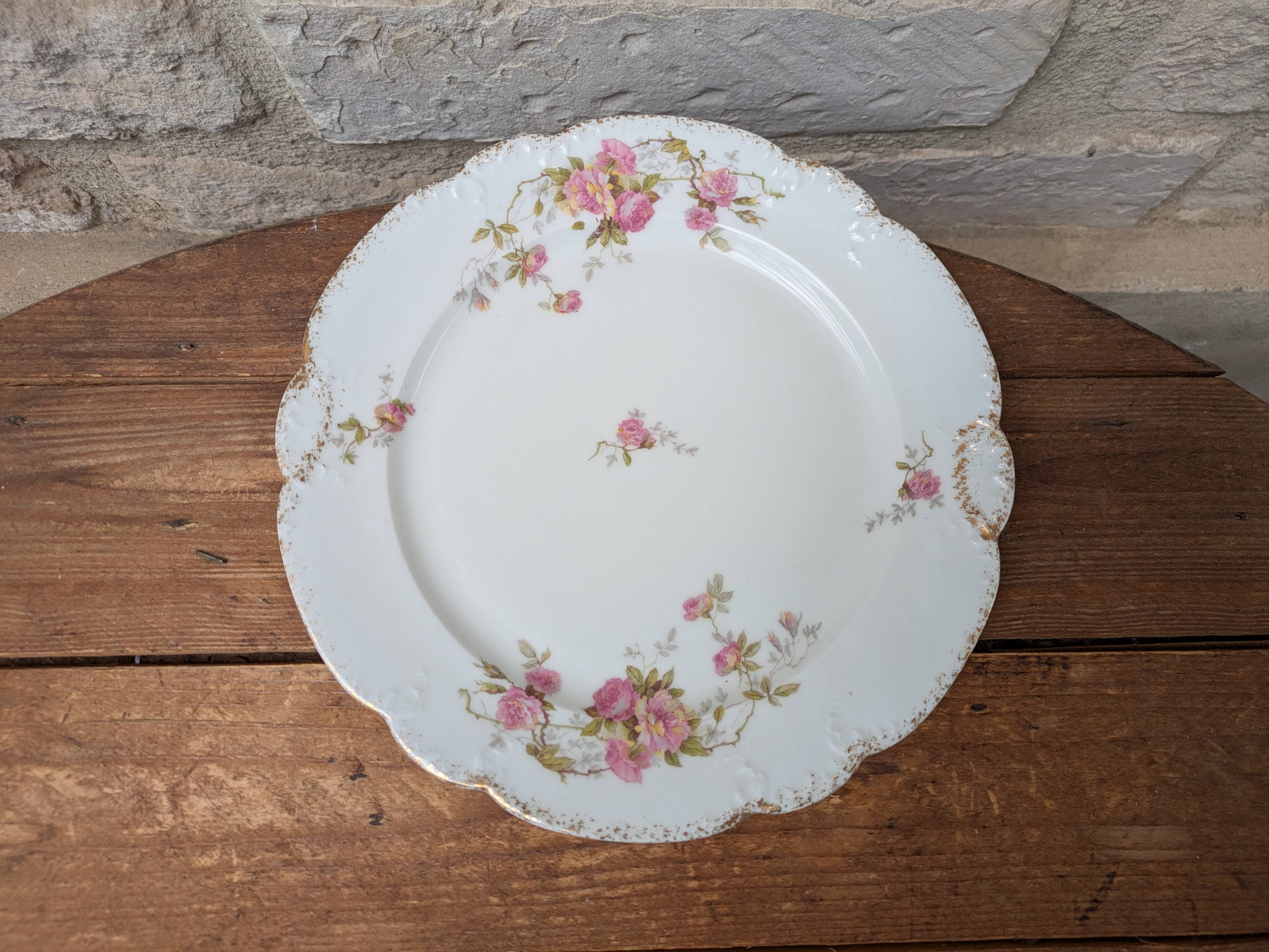 Porcelain plate with floral decoration, gilding, and relief MR France 25.5cm
