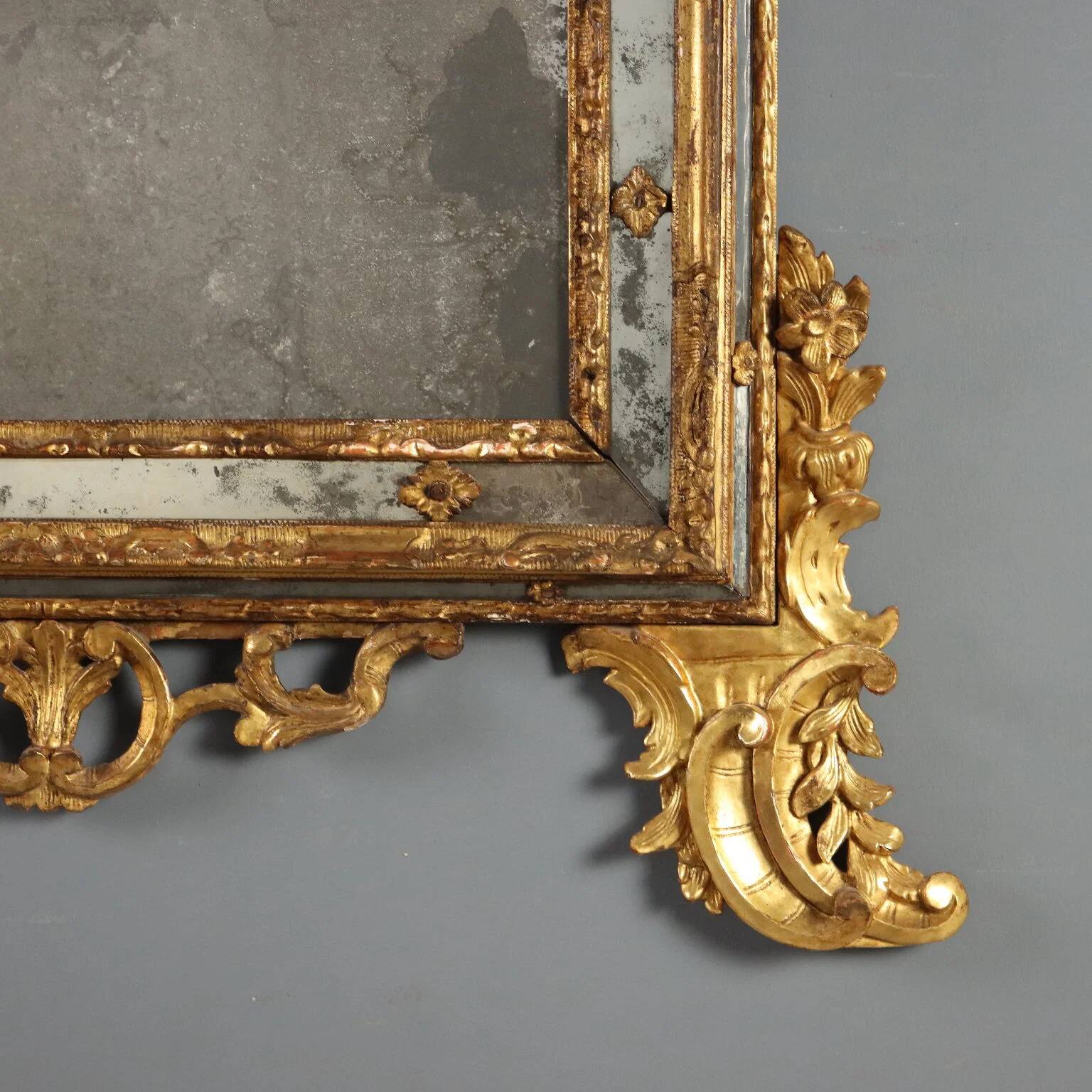 Antique mirror in gilded lime wood, Baroque sculptures, 18th century