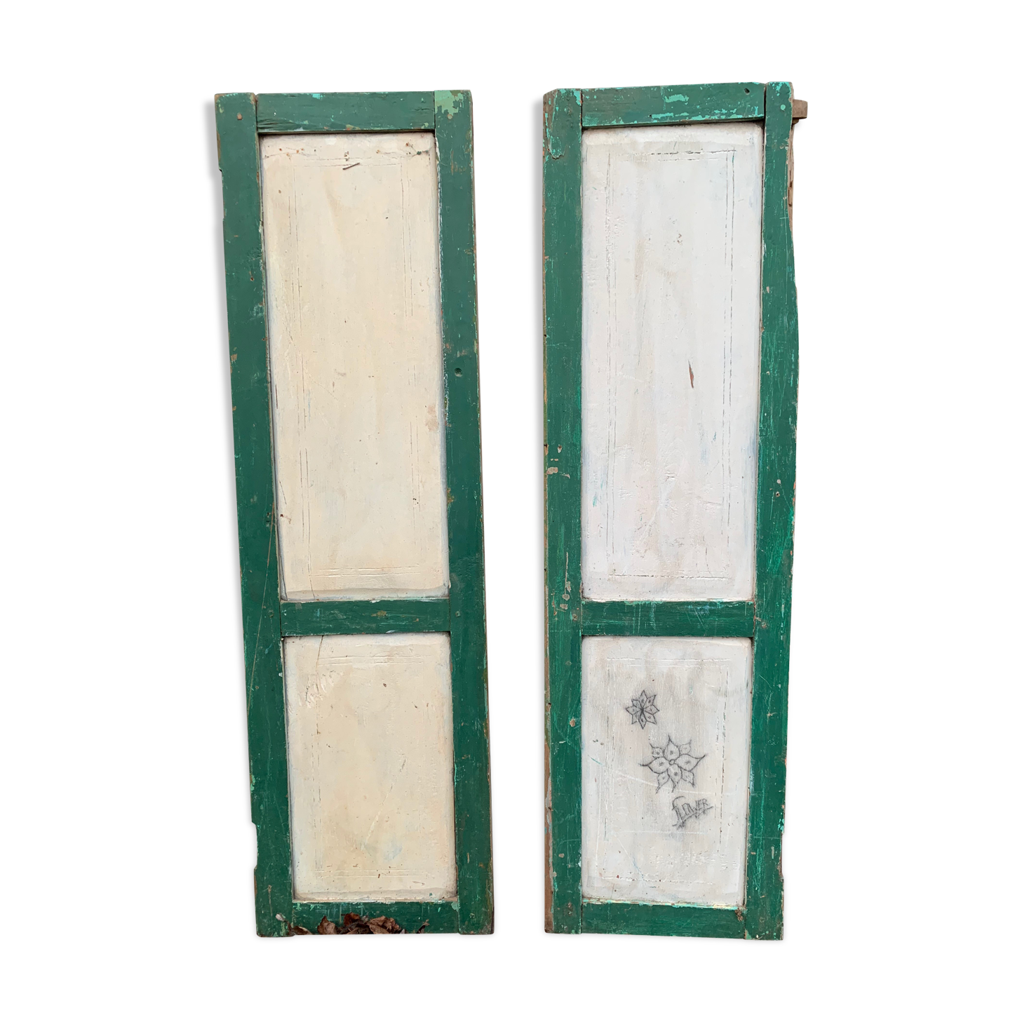 Paire de volets en bois patiné