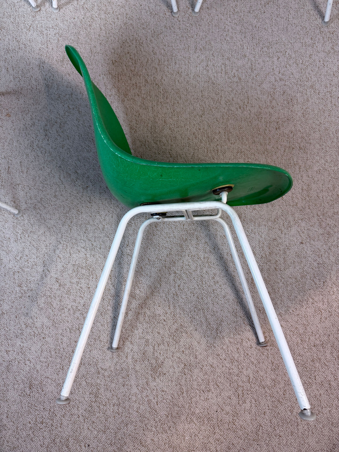 Set of 5 Eames Herman Miller chairs in fibreglass.