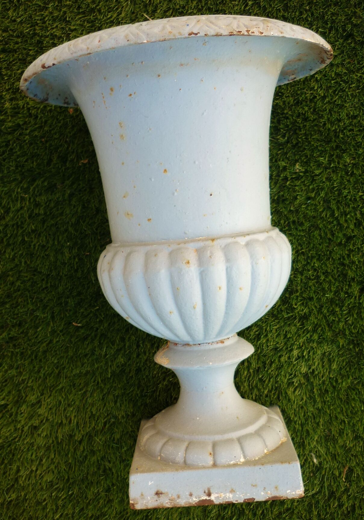 Pair of old Medici vase in cast iron, early XXth, H: 43.5cm
