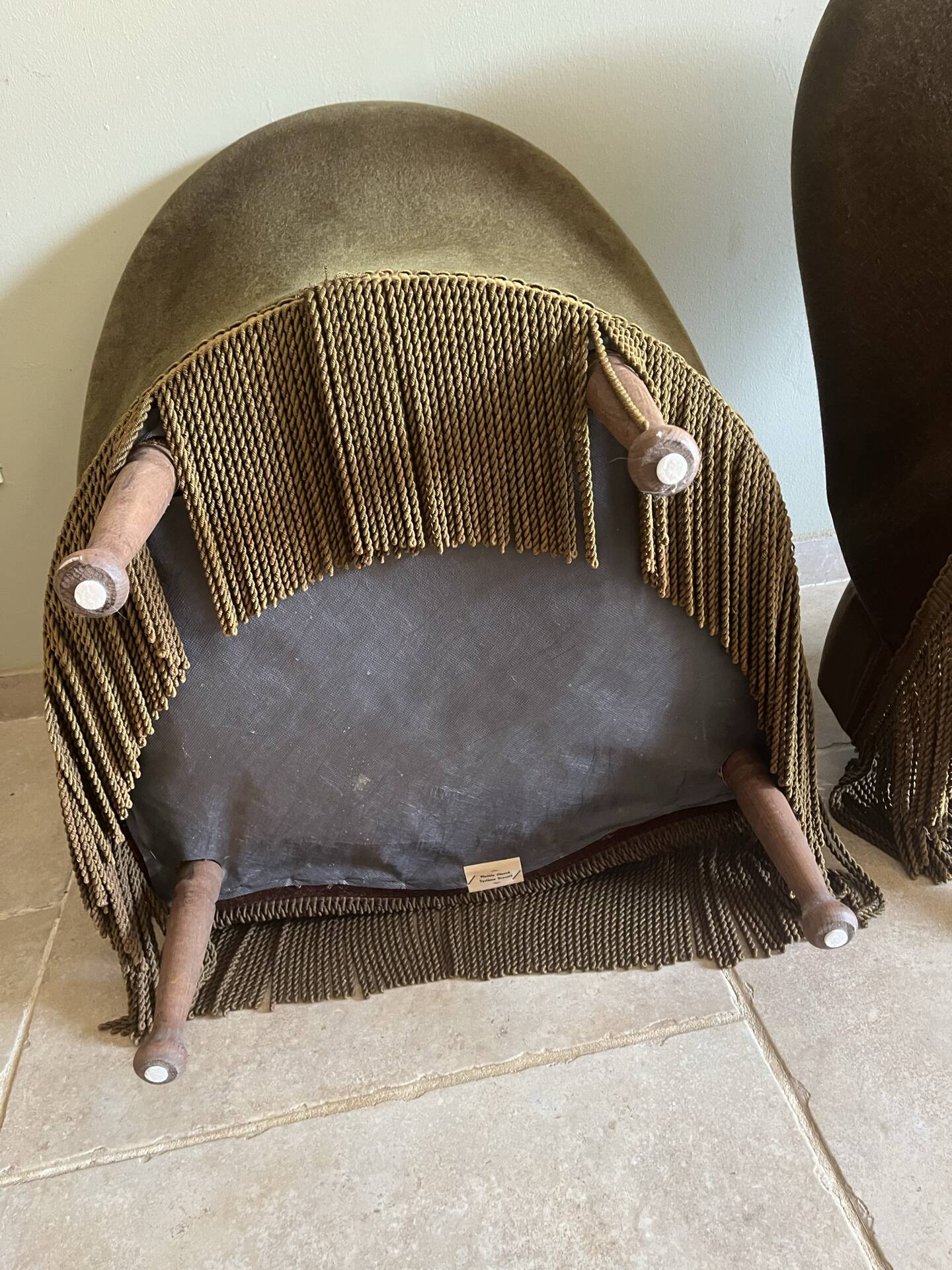 Paire de fauteuils crapaud vintage en velours brun tabac à franges