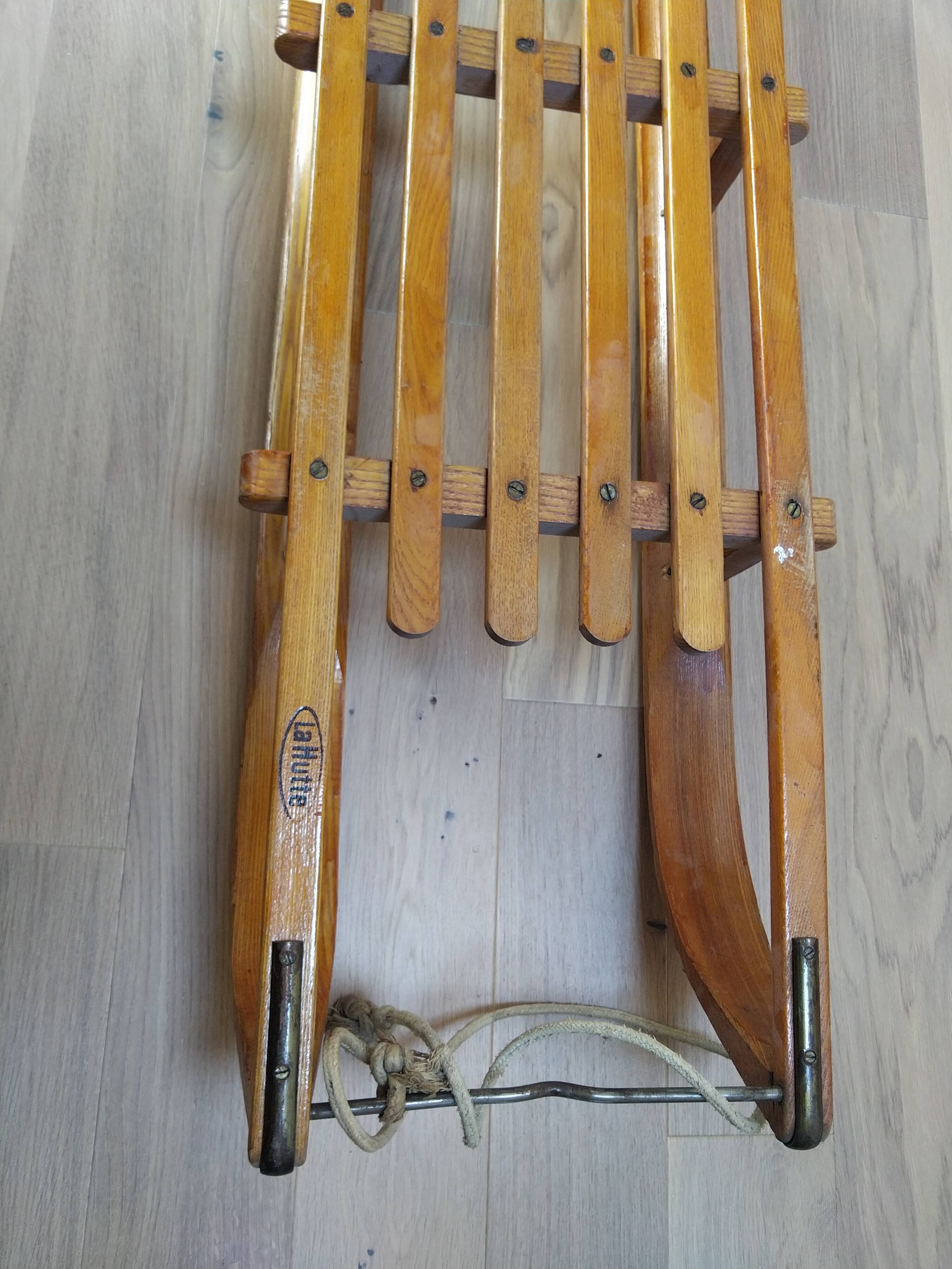 Vintage wooden sledge la hutte