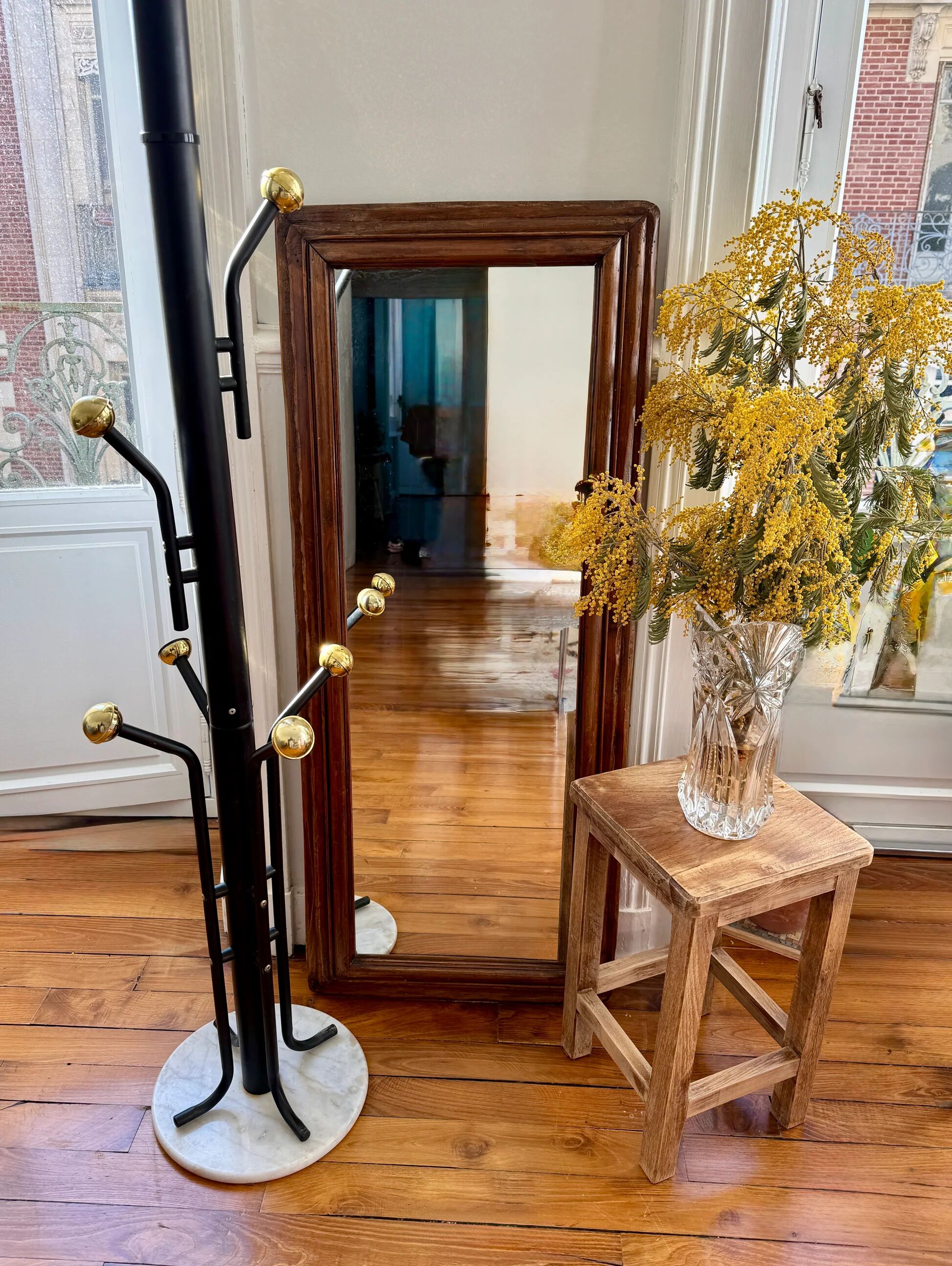 Brutalist stool in raw wood with a weathered effect.