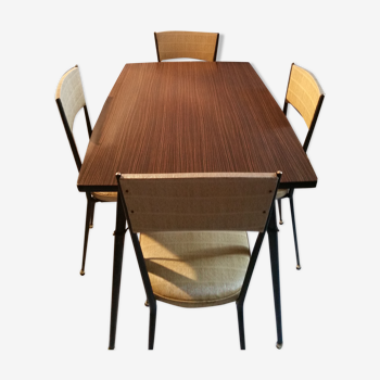 Table formica and its chairs