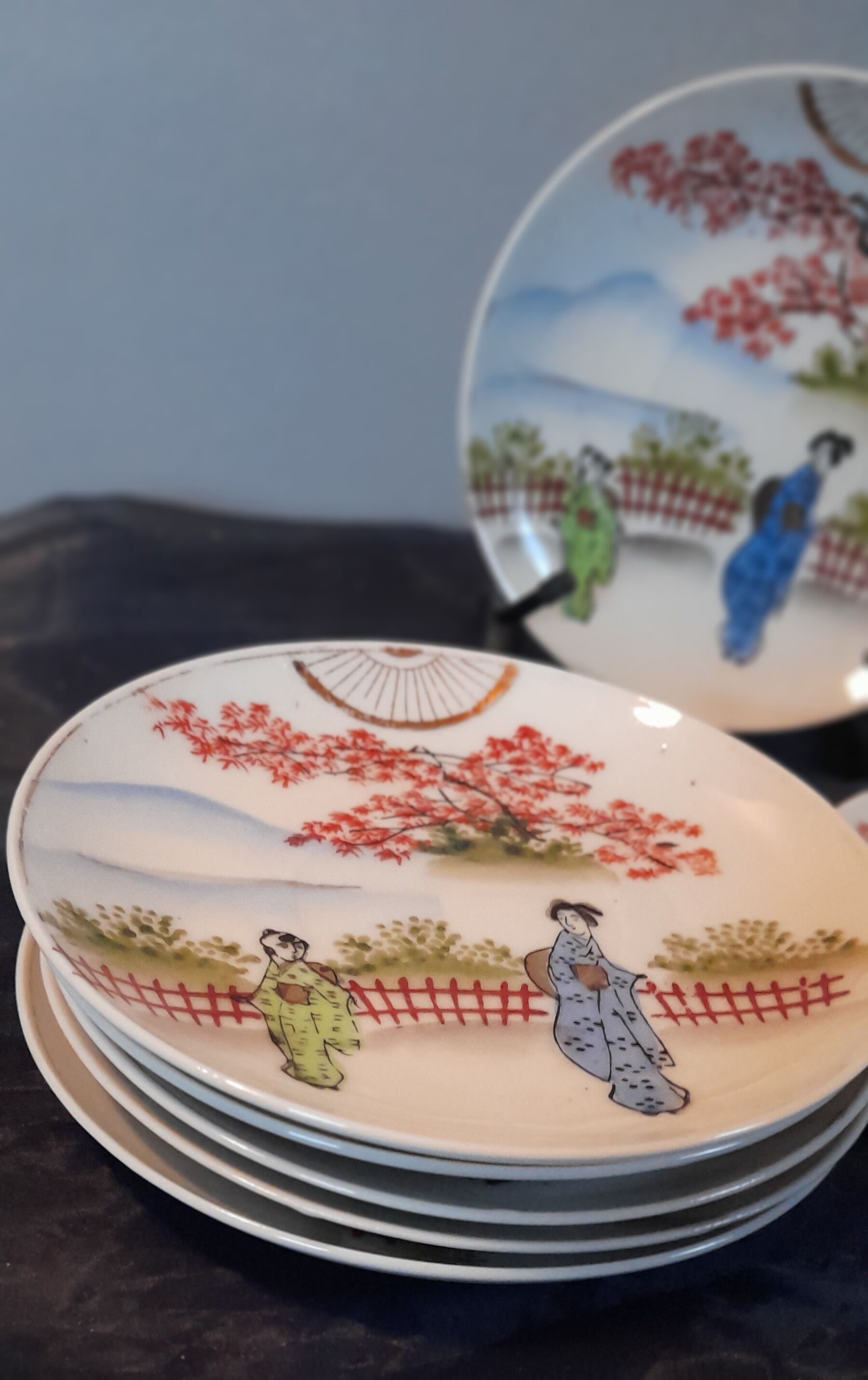 7 sub-cups / small plates porcelain extrafine geisha décor and Japanese landscape, early twentieth century