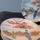 7 sous-tasses, assiettes porcelaine extrafines, décor geisha et paysage japonais, début XXème