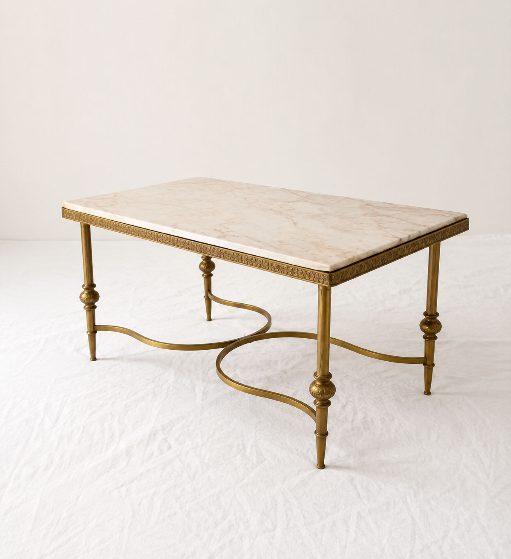 Neoclassical coffee table in gilded brass and veined marble, 1960s-70s.