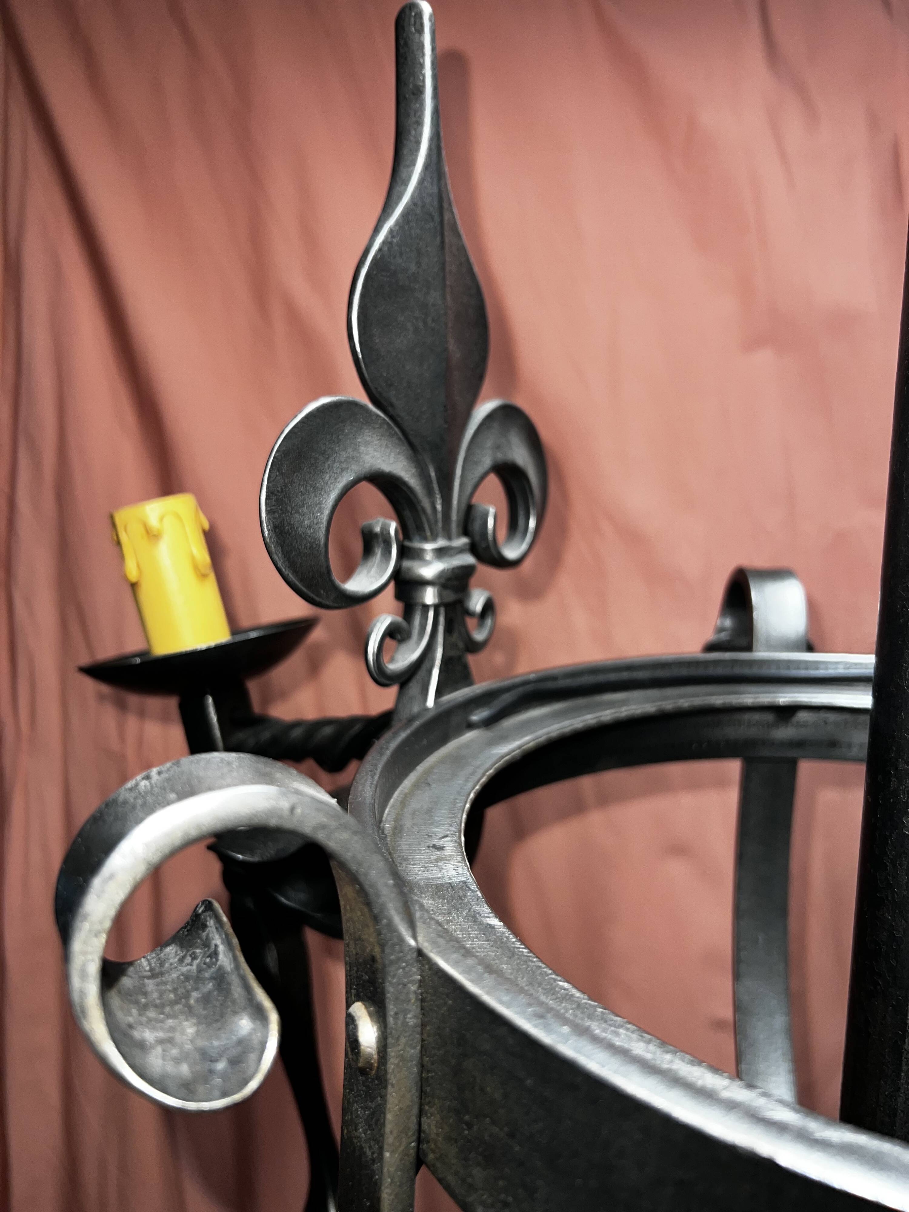 Lampadaire, de style médiéval, en fer fogé