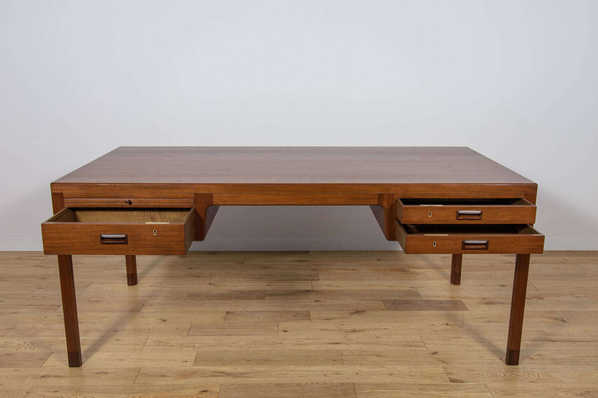 Bureau en teck du milieu du siècle par Ejner Larsen et Aksel Bender Madsen pour Willy Beck, Danemark, années 1950.
