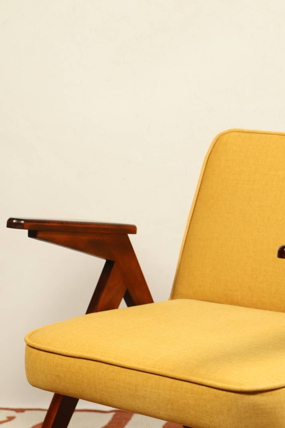 Fauteuil en bois et velours jaune par Chierowski