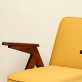 Fauteuil en bois et velours jaune par Chierowski