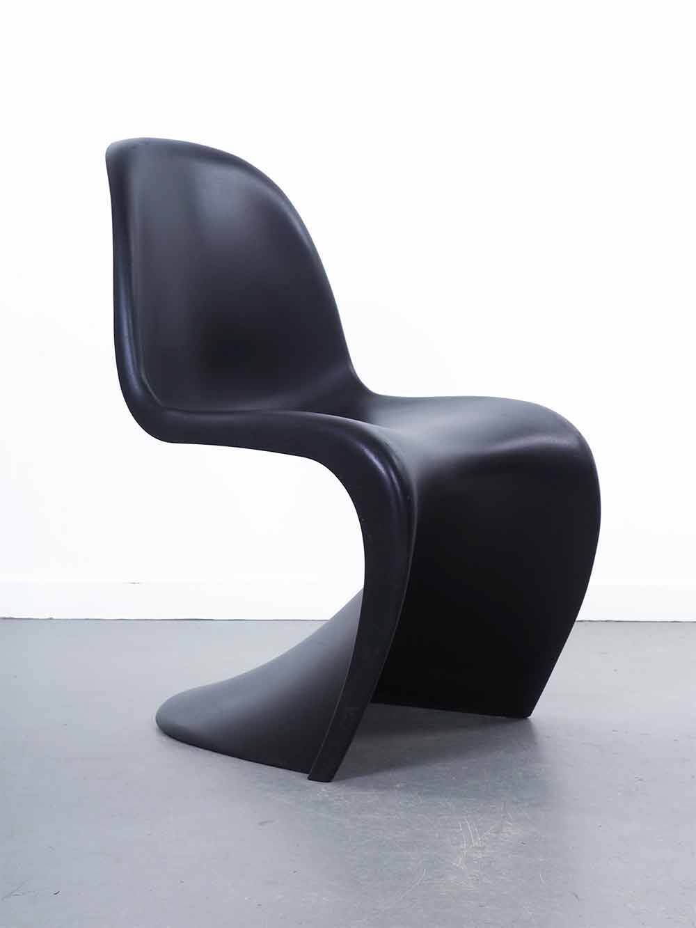 Verner Panton black chair – Vitra
