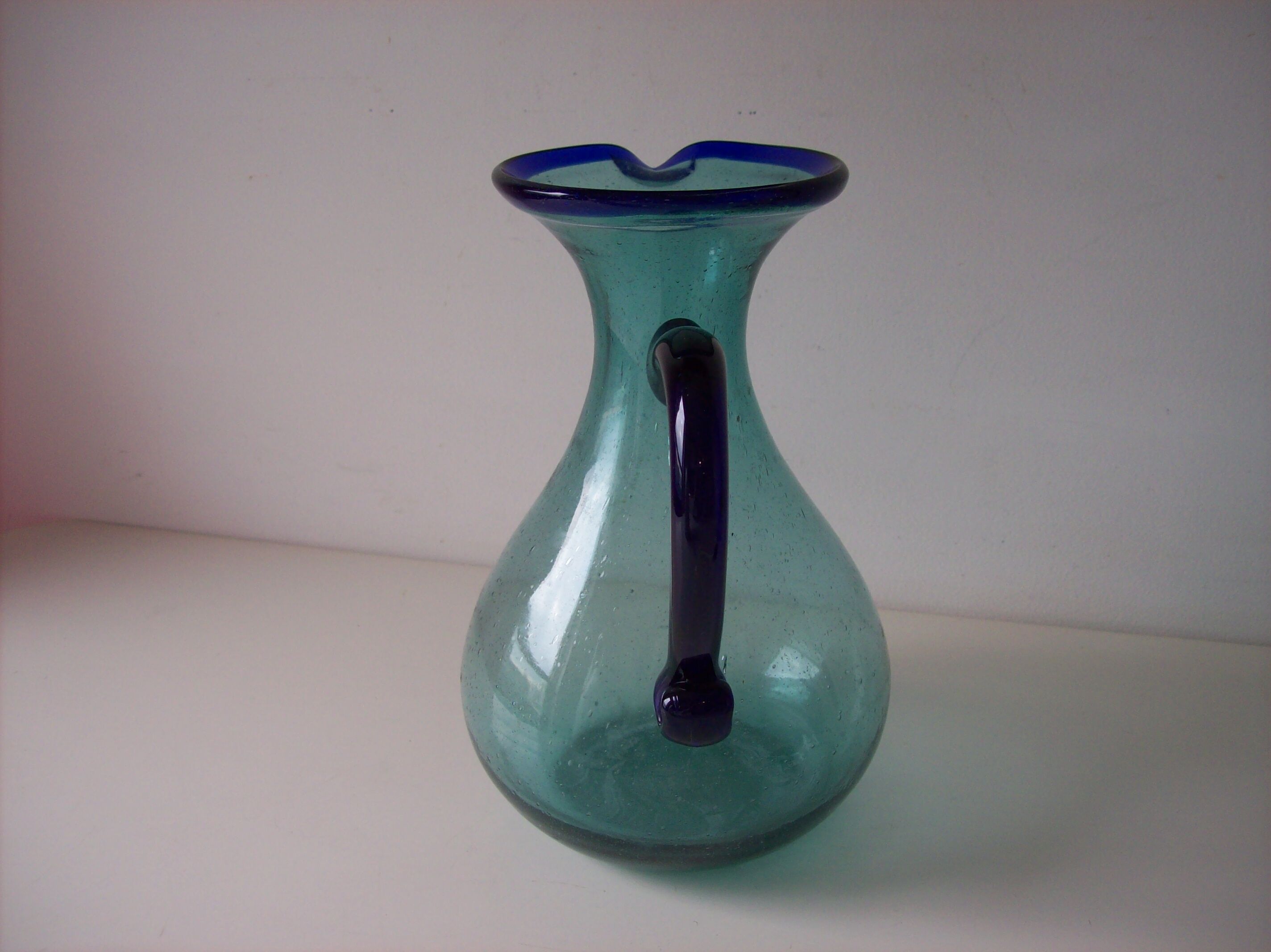 Pichet en verre bullé soufflé
