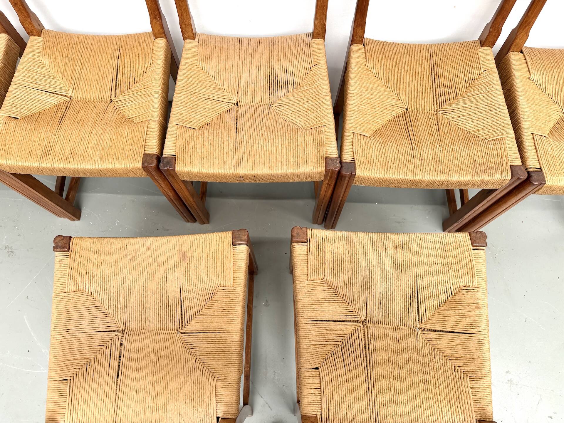 Série de dix chaises en orme massif tressées main, France circa 1965