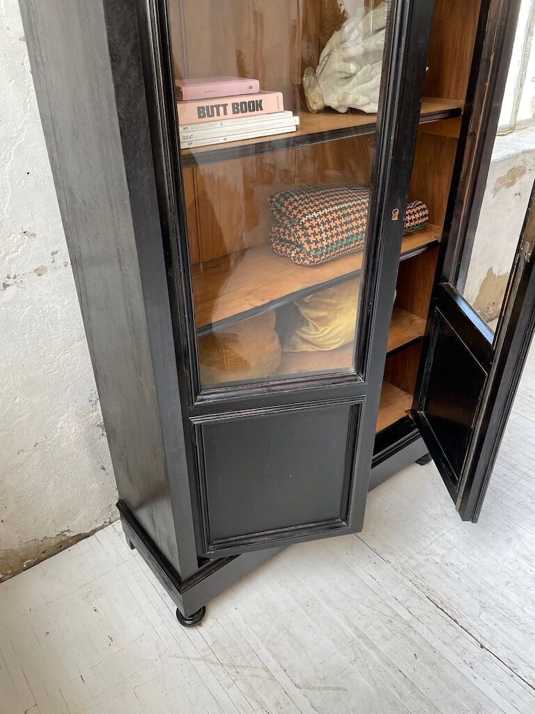 Napoleon 3 walnut window glass cabinet