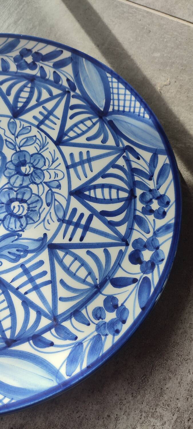 Large wall plate in majolica signed by Enrique Crespo, Artesania years.