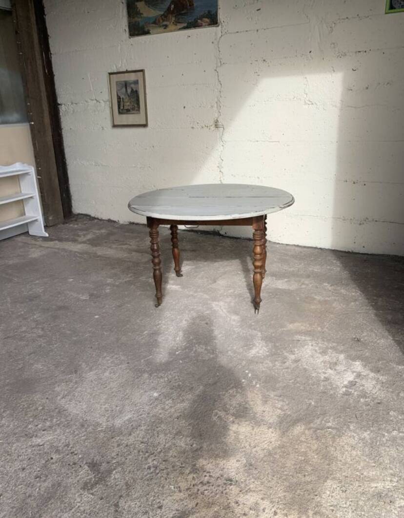 Drop-leaf table