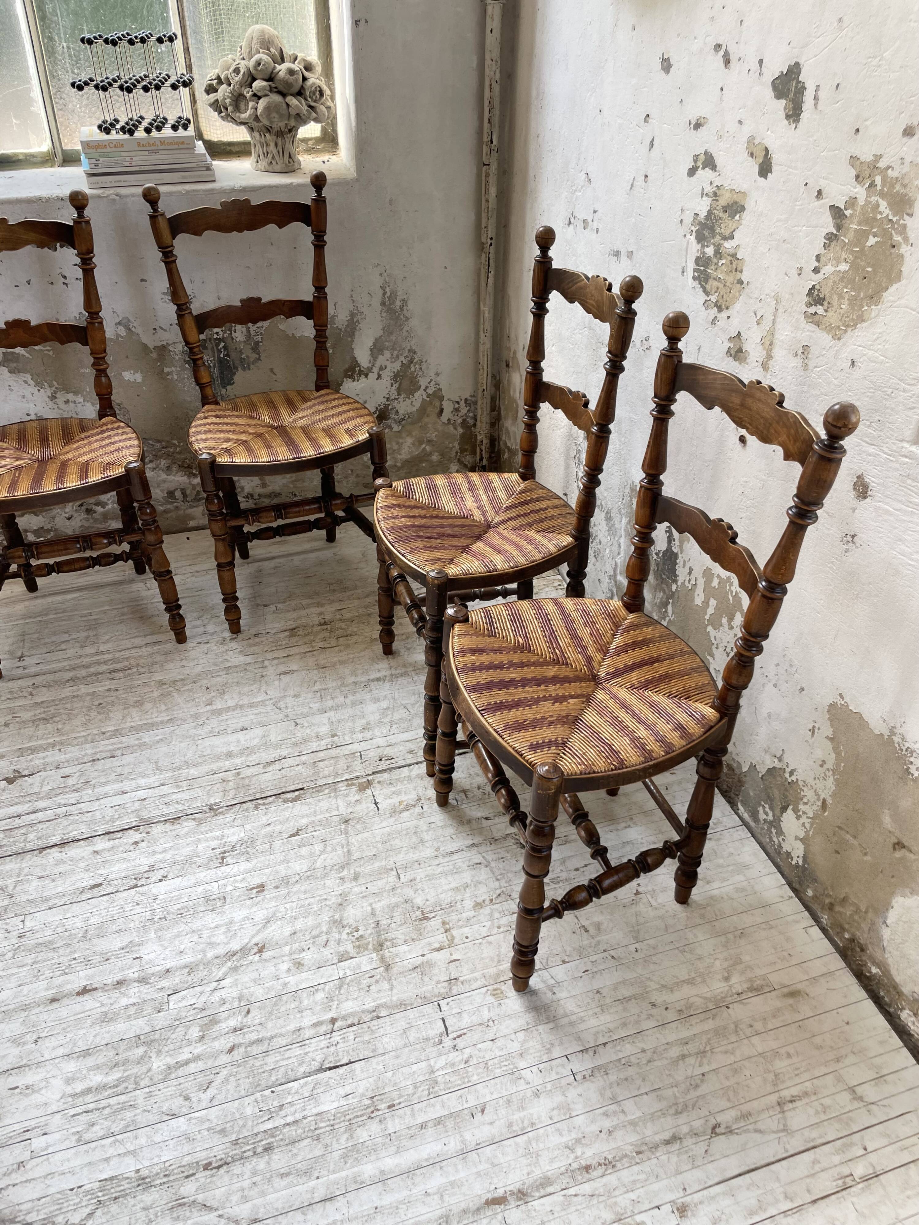 Set of rustic Provençal mulched chairs