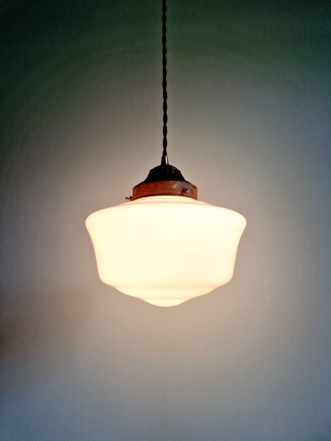 Suspension Art Déco en opaline blanche, années 1920-30