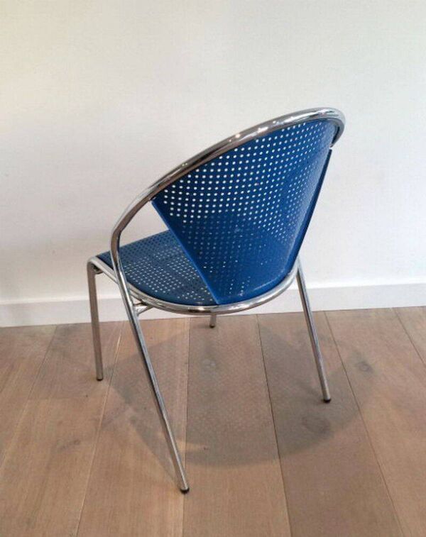 Suite de 4 chaises chromées à assises perforées en métal laqué bleu