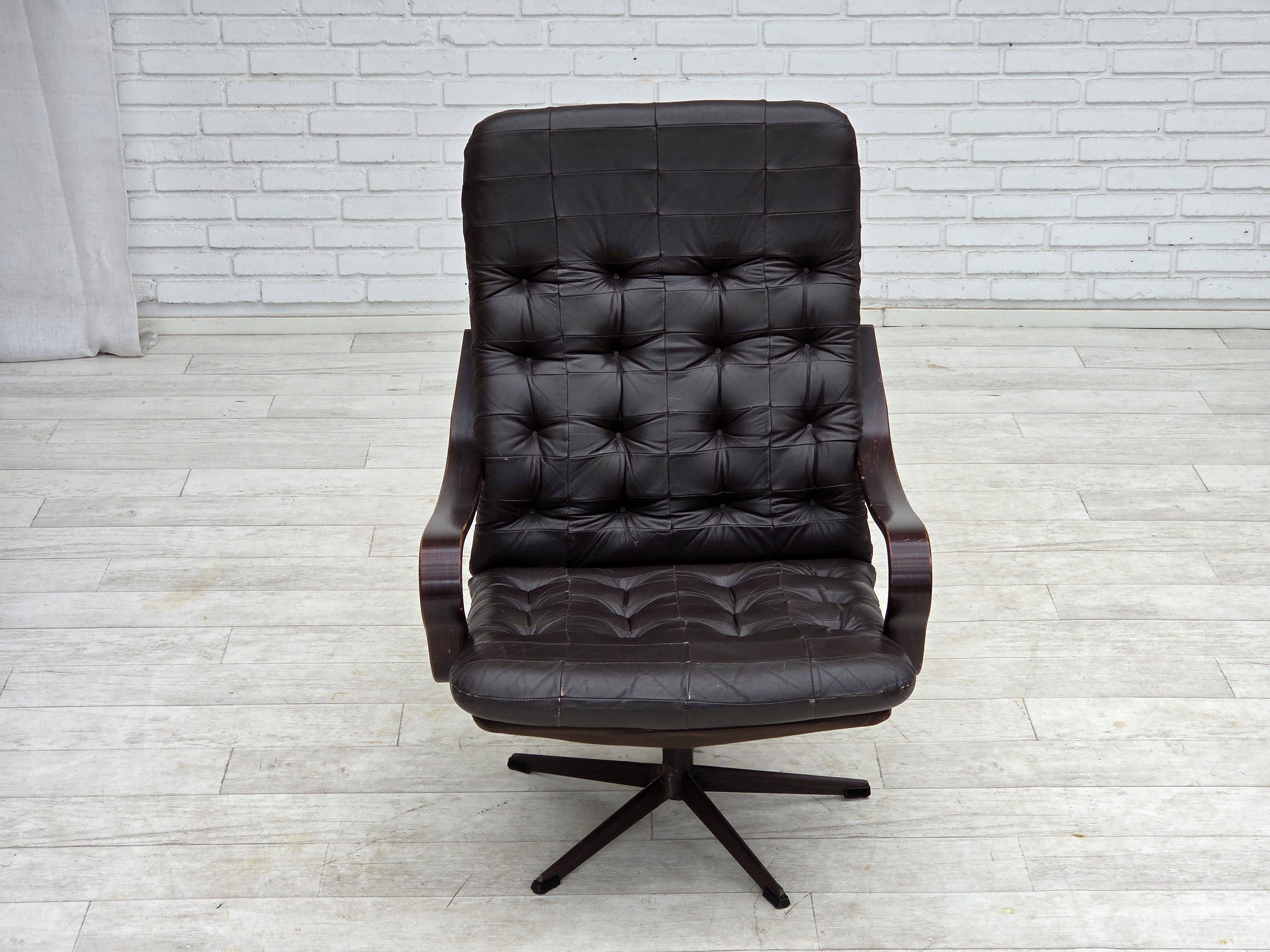 Fauteuil pivotant scandinave des années 1970, en cuir patchwork d'origine.