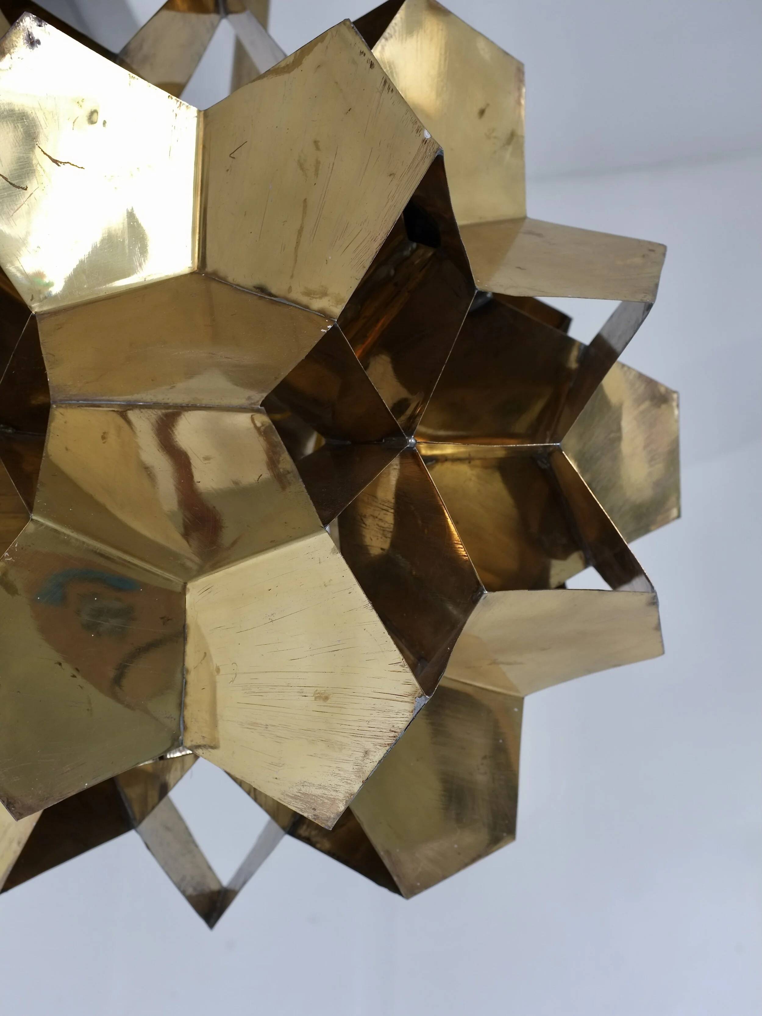 Lustre origami brutaliste en laiton, Lettonie années 1970