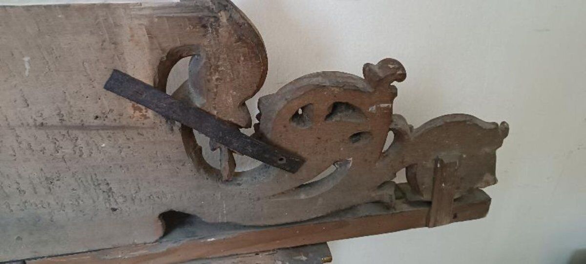 Fronton ancien en bois doré et sculpté du XIXe siècle