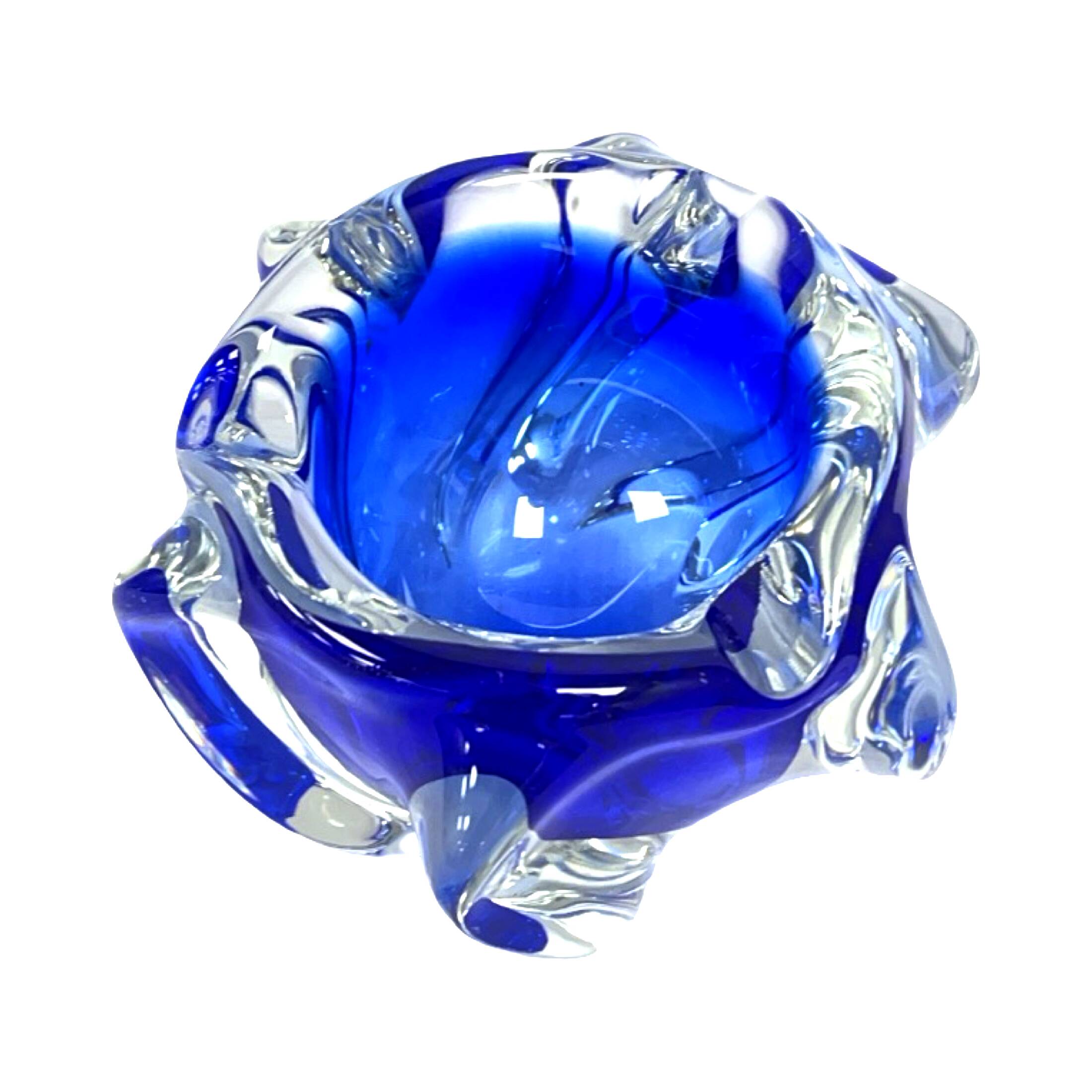 Cendrier en verre cobalt d'art libre de Chřibská Sklarna, Tchécoslovaquie, années 1970.