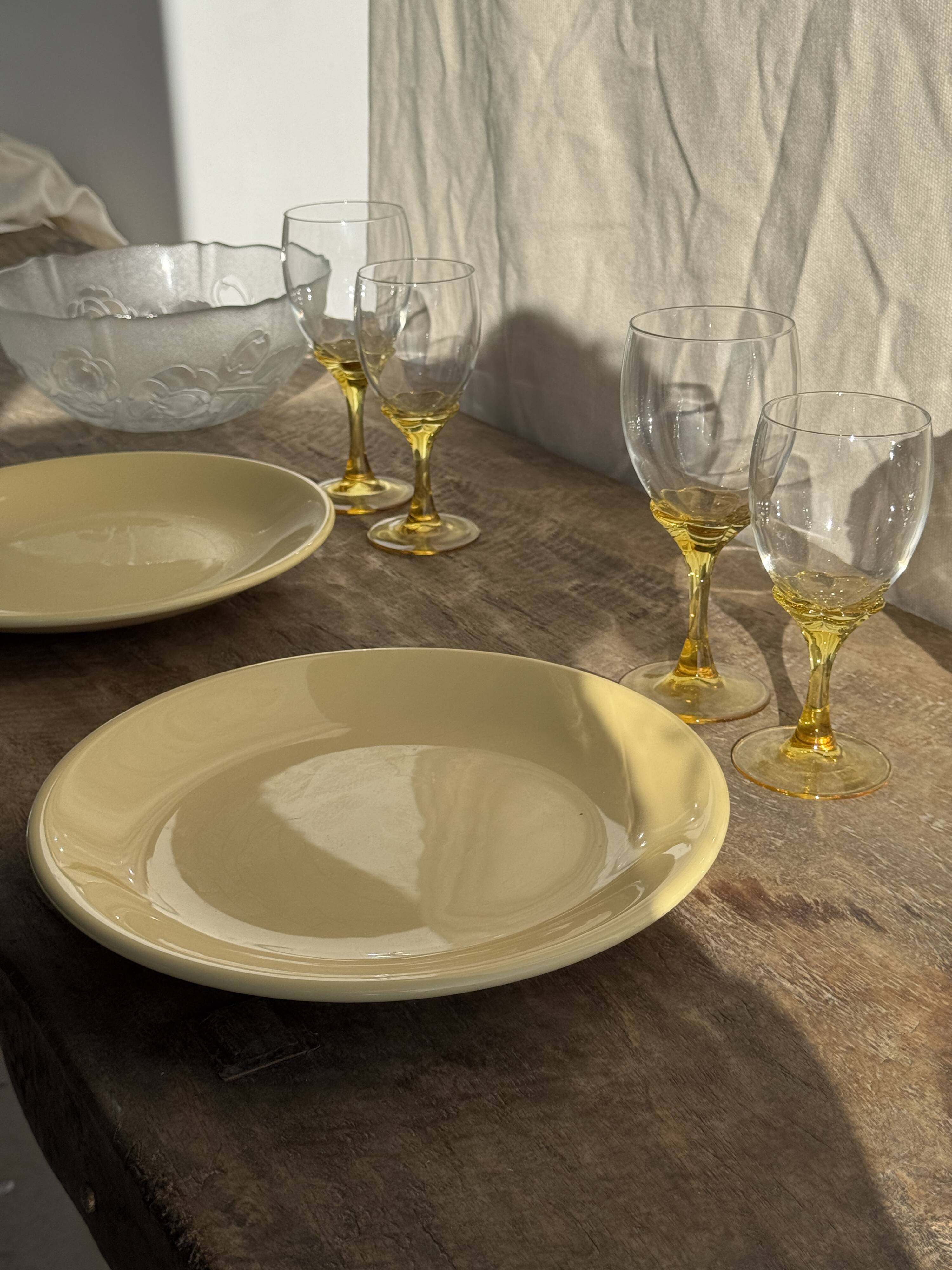 Set of 6 vintage yellow stemmed glasses: consisting of 4 large and 2 small.