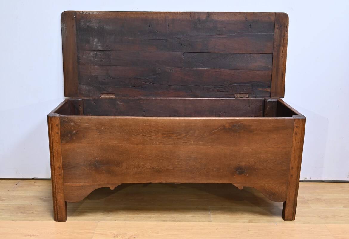 Important oak chest – late 19th century