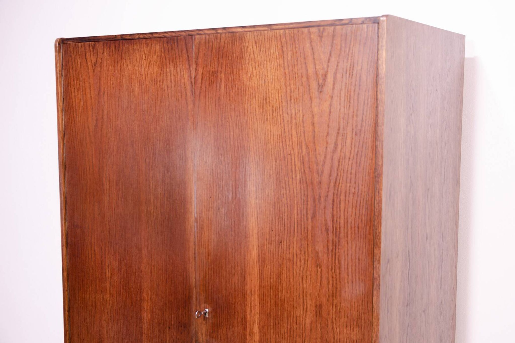 Elegant oak wardrobe U-450 by Jiří Jiroutek for Interiér Praha, 1960´s