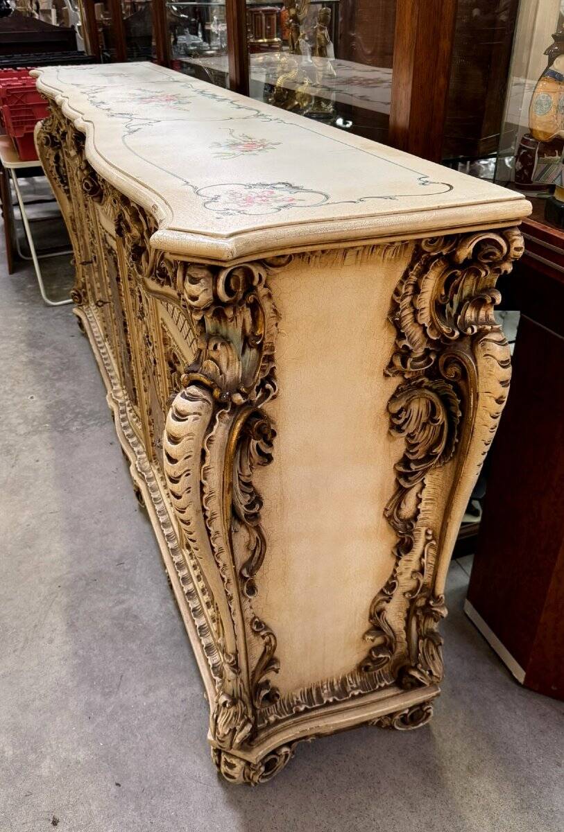 Curved Louis XV Venetian buffet in lacquered, painted, and gilded wood.