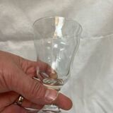 9 verres à pied transparents