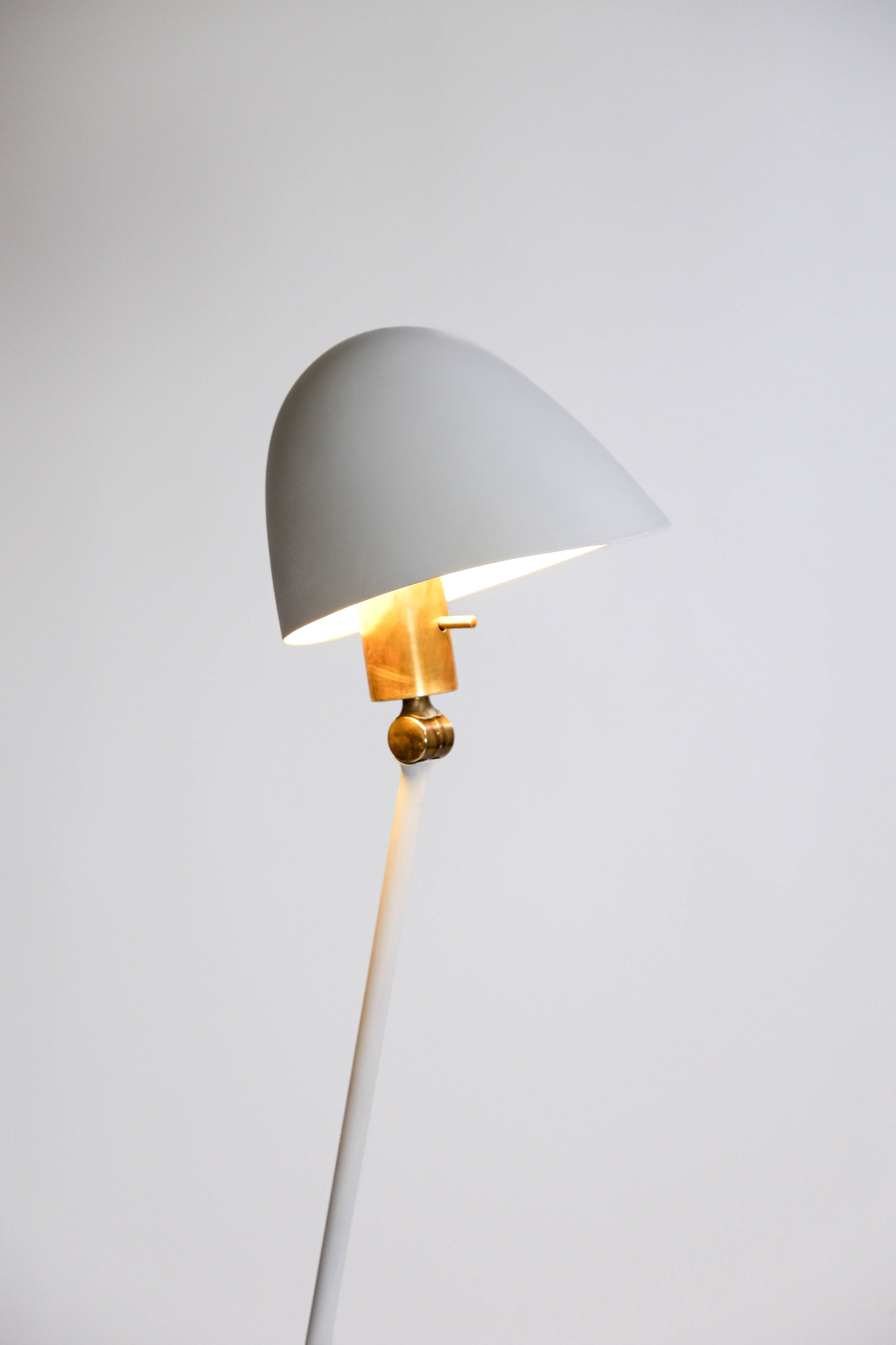 Hans Agne Jakobsson rare floor lamp model G33. Circa 1960