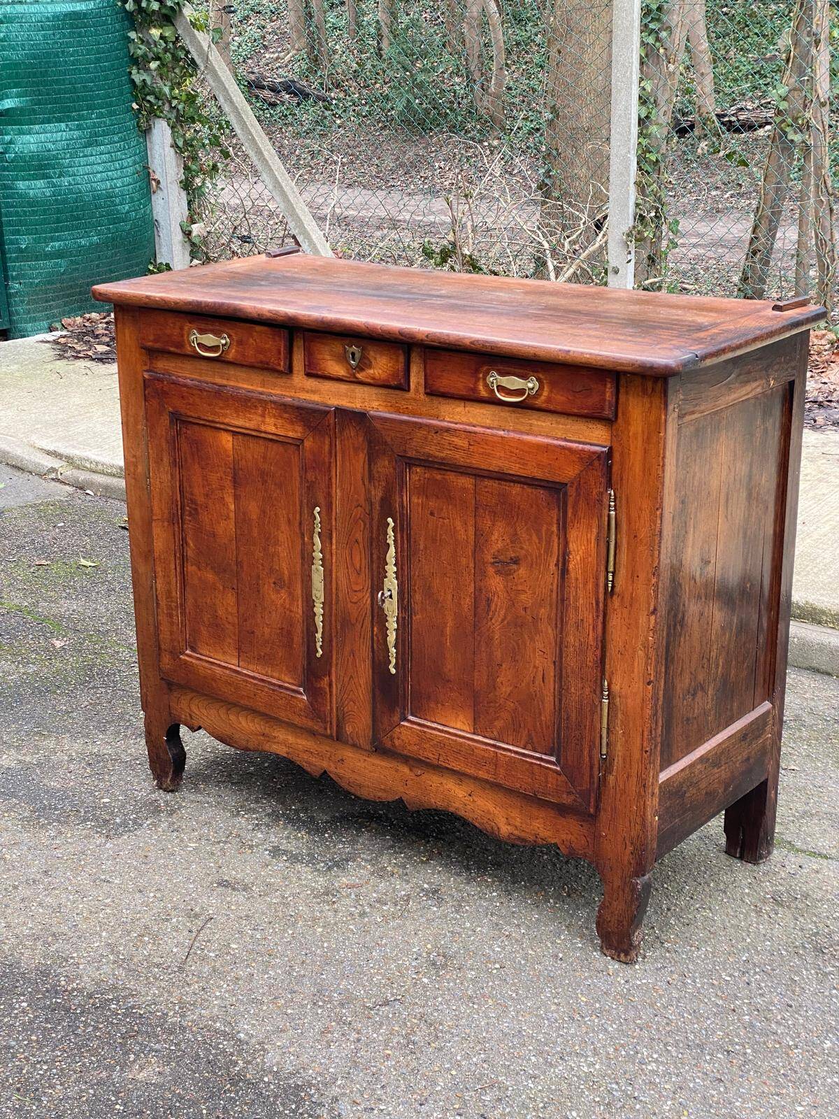 Louis XV buffet in solid wood from the 18th century, 120cm.