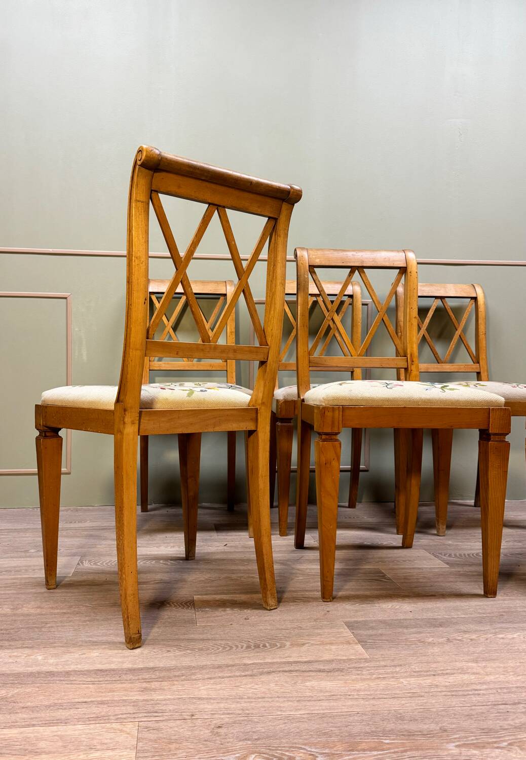 Suite de six chaises en bois courbé XX siècle