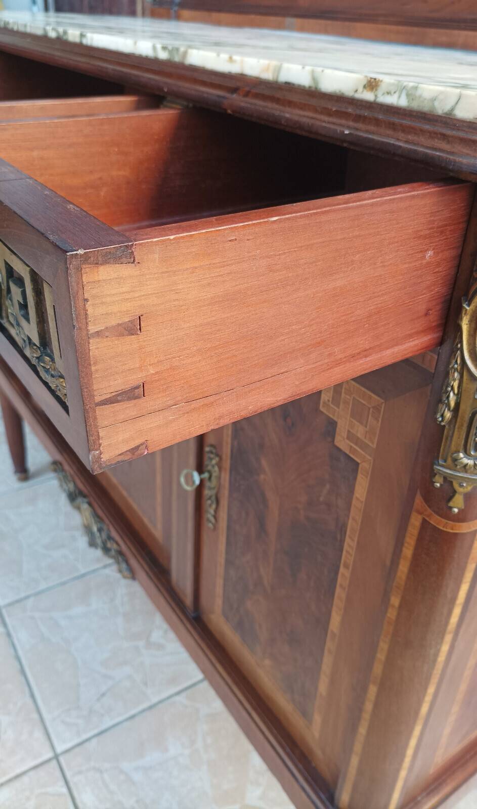 Louis XVI Buffet Desserte in mahogany veneer and marquetry