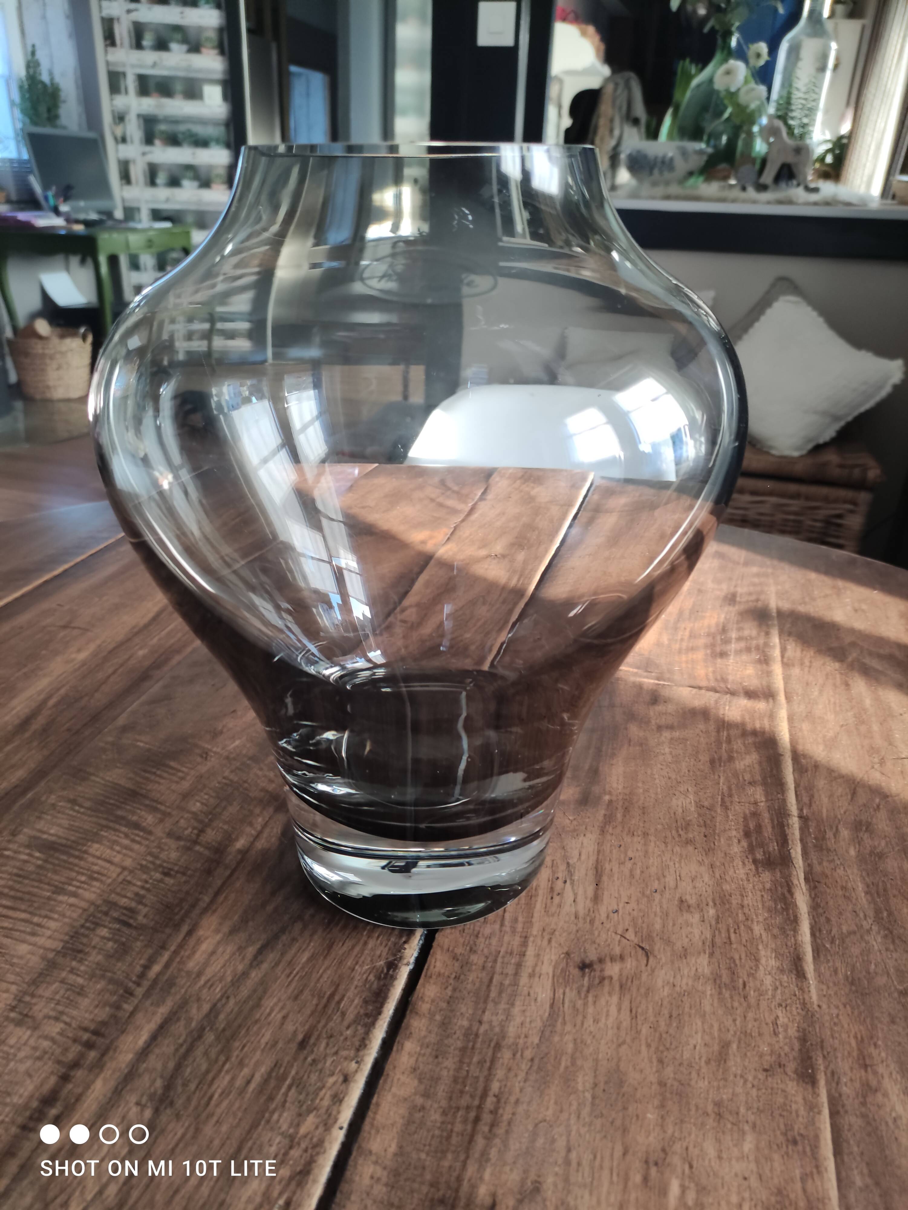 Large gradient anthracite smoked glass vase