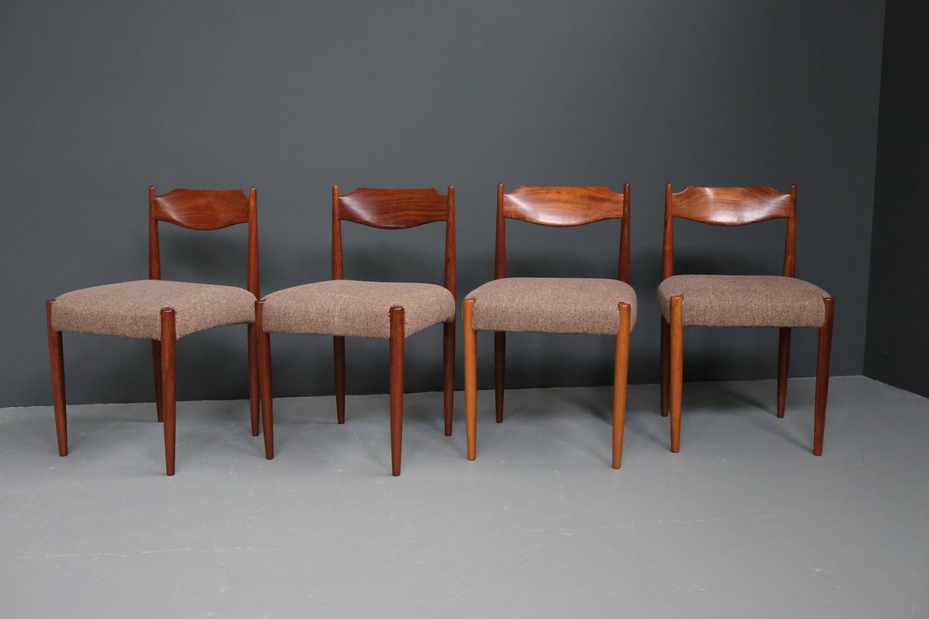 Chaises danoises du milieu du siècle